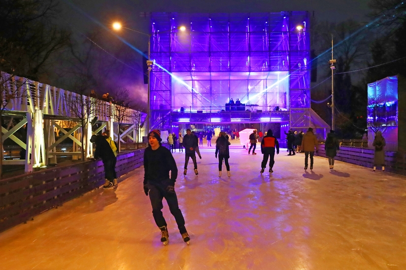 FABRIEK VAN GELUKKIGE MENSEN IN GORKY PARK.jpg