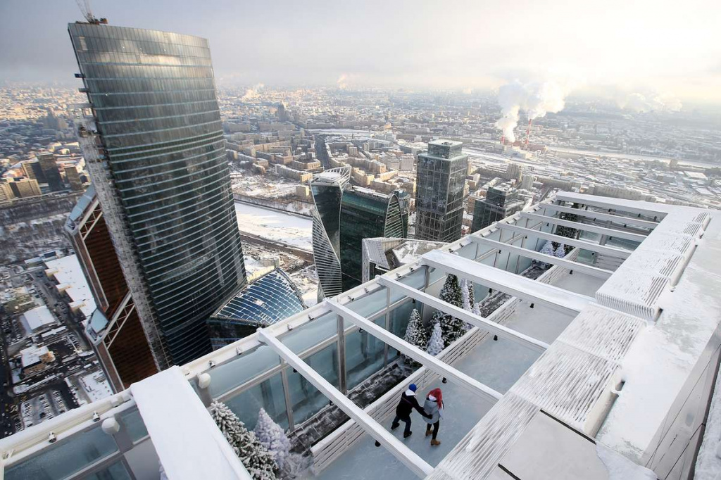 BMW ROLLER 354 OP HET DAK VAN DE SKYNEATER EYE ROCK IN MOSCOW.jpg