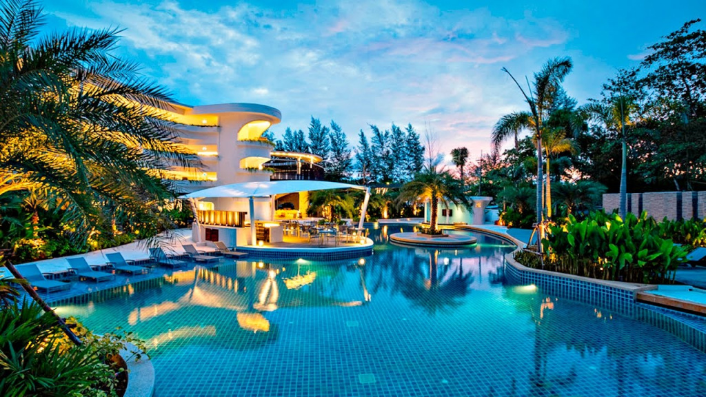 Novotel Phuket Karon Beach Resort & Spa